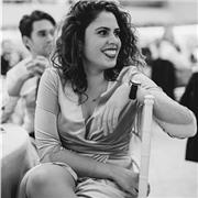 Profesora de ciencias imparte clases a niñas y niños de todas las edades